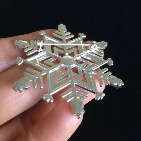 Jewelry - Vintage Silver Tone Snowflake Brooch Pin - Picture 5 of 8